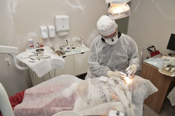 ALYSSON RESENDE DIAMOND EMERALD INVISALIGN DOCTOR