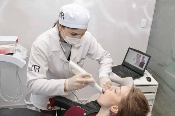 ALYSSON RESENDE DIAMOND EMERALD INVISALIGN DOCTOR