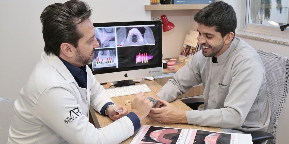 Invisalign SmartTrack. Dr Alysson Resende e o Dr. Guilherme Castro Cirurgião Dentista – Somos os especialistas em implante da AR Odontologia