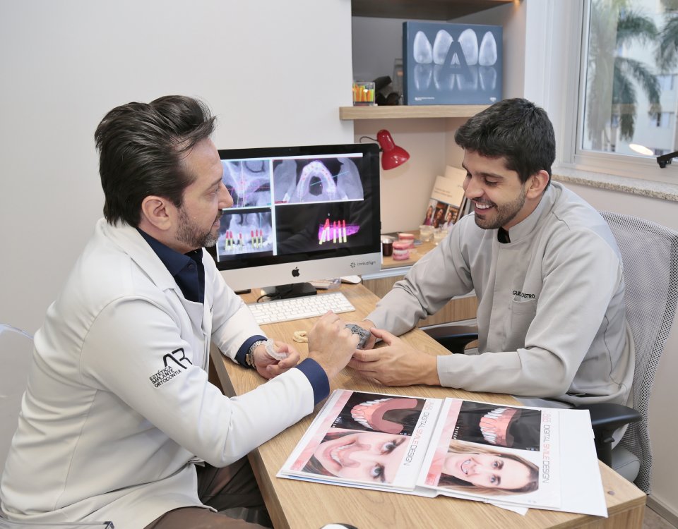 Invisalign SmartTrack. Dr Alysson Resende e o Dr. Guilherme Castro Cirurgião Dentista – Somos os especialistas em implante da AR Odontologia