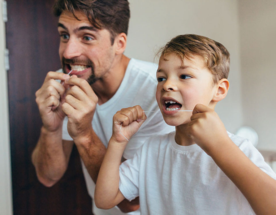 Fio dental antes ou depois da escovação?