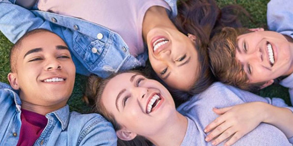 O sorriso com Invisalign dentes alinhados