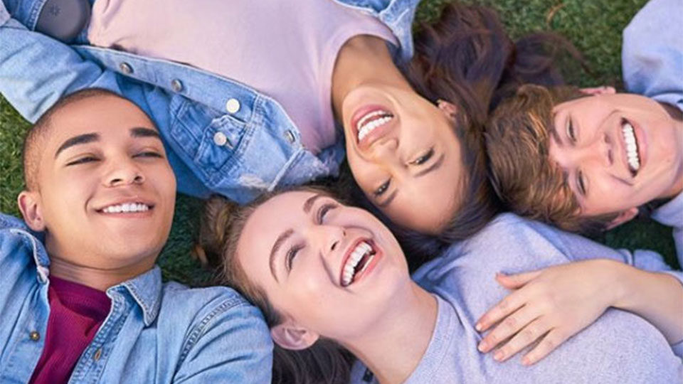 O sorriso com Invisalign dentes alinhados